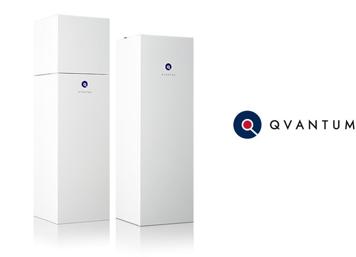 Tepelná čerpadla Qvantum – dvě bílé jednotky s logem