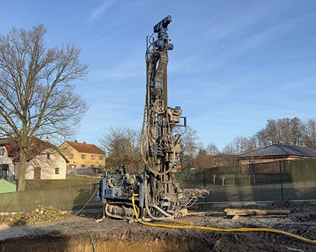 Schéma hlubinného vrtu – svislý vrt využívající stabilní teplotu země